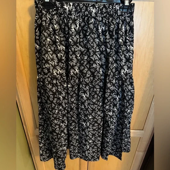 Elegant Black and White Floral Skirt Set With Cropped Top - Picture 5 of 8